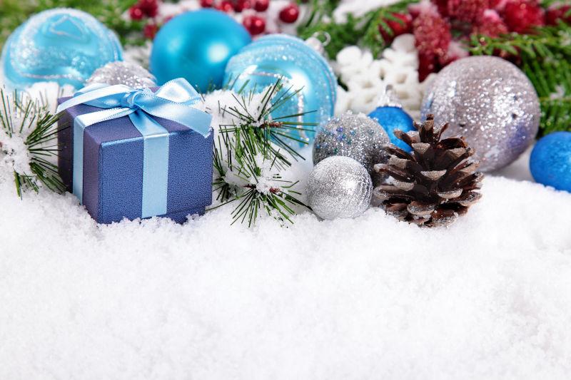 雪上的蓝色礼物盒和各种美丽的圣诞饰品