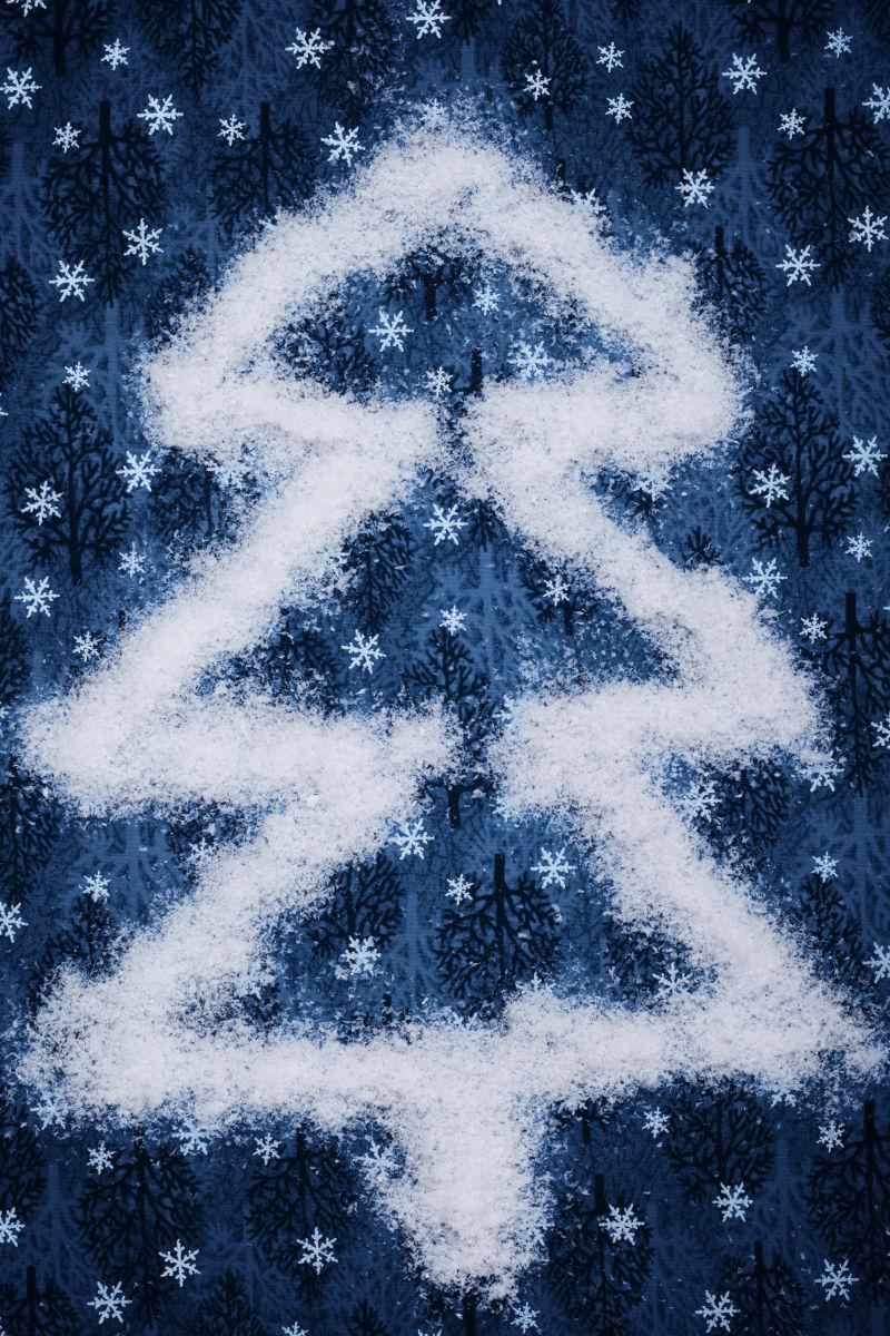 蓝色星星背景下白色的圣诞树
