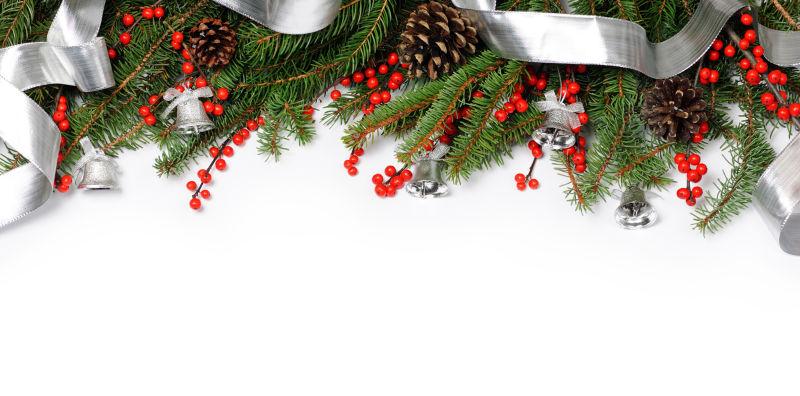白色背景下的圣诞树装饰