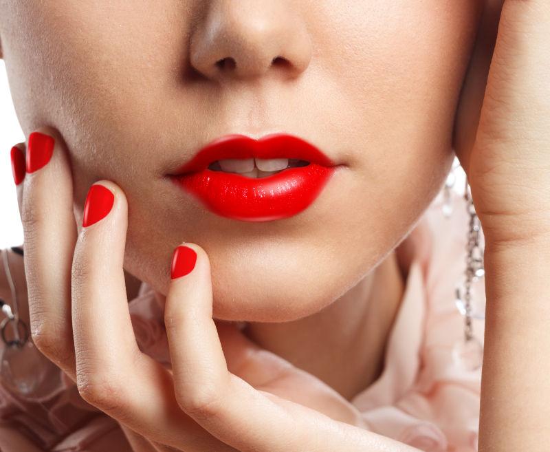 美女性感红色唇膏和红色指甲