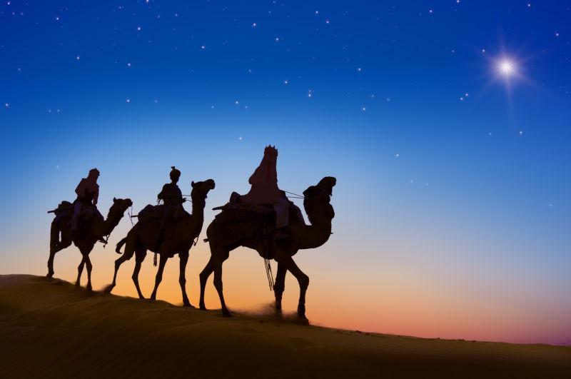 晚上行走在沙漠上的骆驼商队
