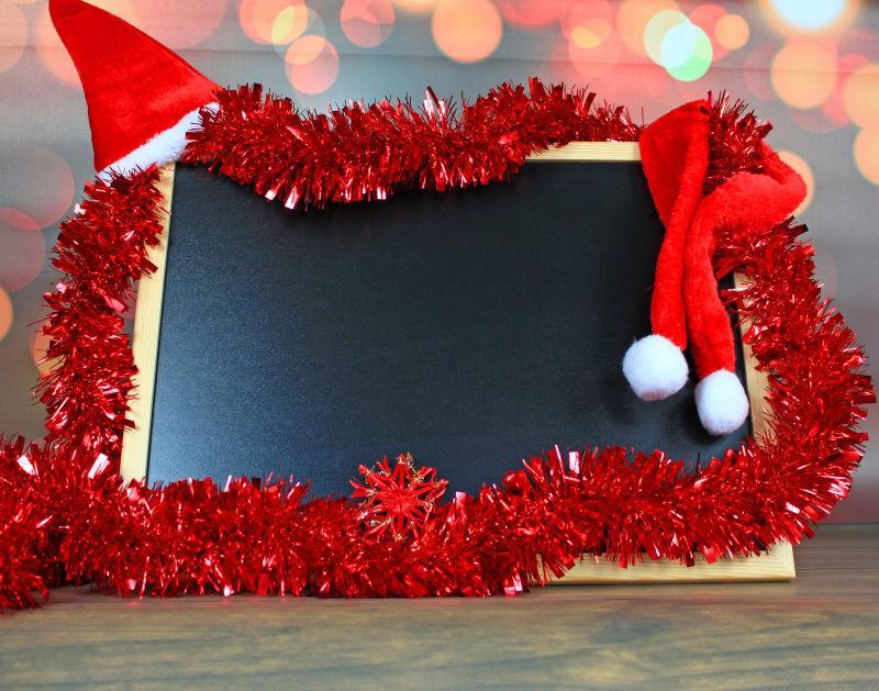 彩色光斑背景下的圣诞节被装饰好的小黑板