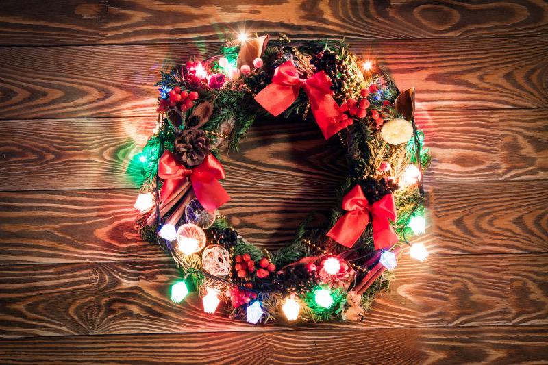 挂在木板上的圣诞节小彩灯花环