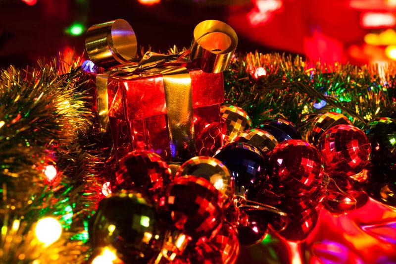 红色背景下的金色和红色的圣诞节礼物和装饰品