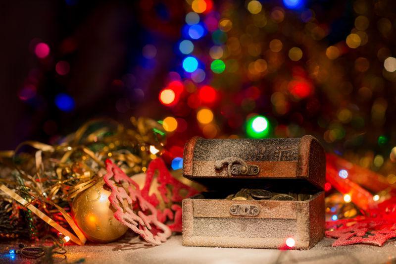 圣诞节彩色灯光光斑背景下的老旧的盒子和装饰品
