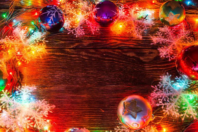 木纹理桌上的圣诞节多彩的装饰品