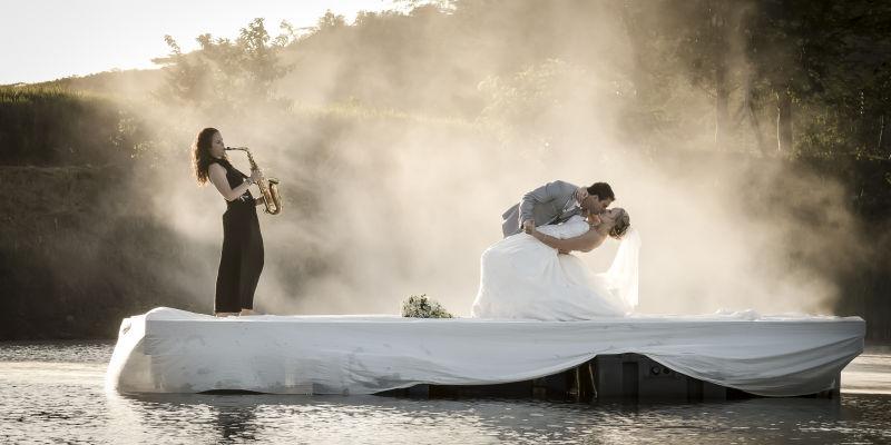 新娘和新郎在湖上跳舞