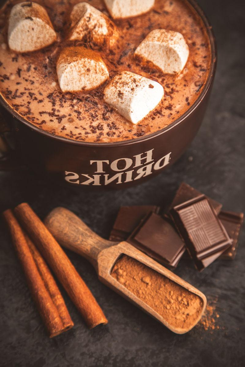 褐色桌上的一杯棉花糖热饮和巧克力
