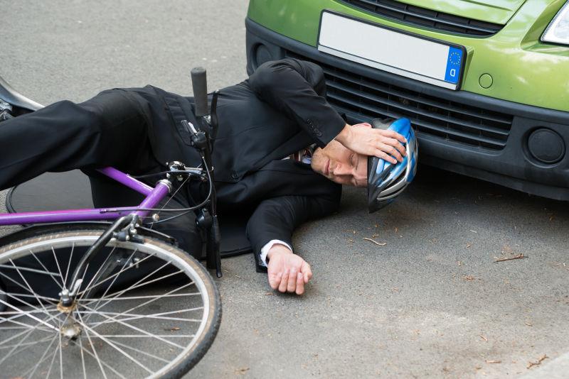 车祸后躺在地上无意识的踏单车男子