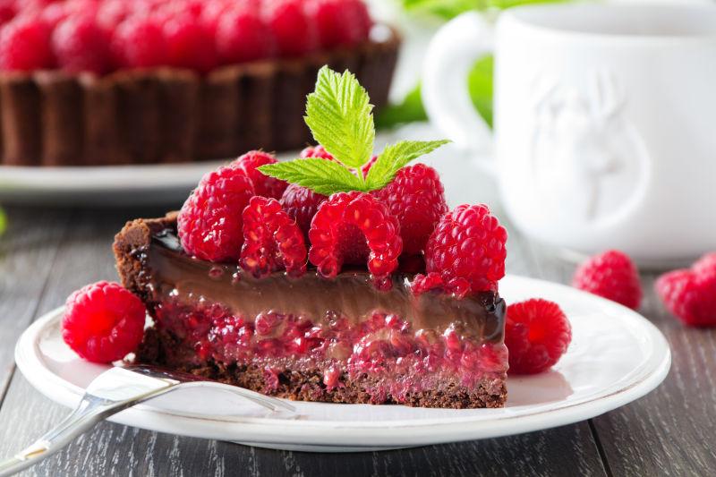 白色盘子上的巧克力树莓慕斯蛋糕