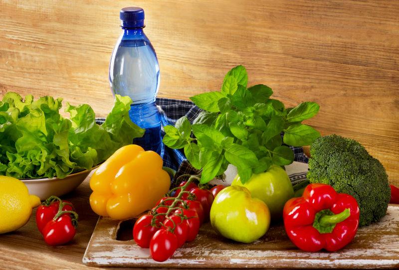 鲜食有机蔬菜与瓶装水