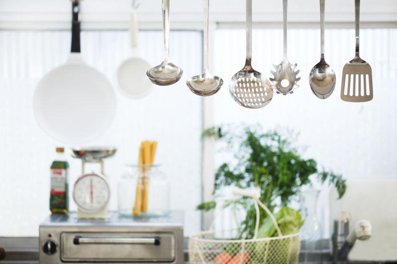 现代厨房室内的厨具和蔬菜