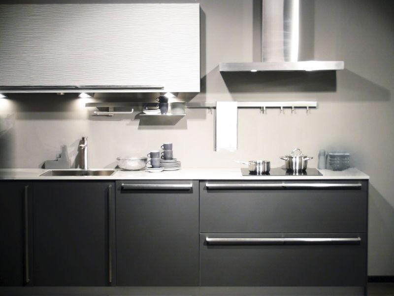 白灰色调的现代厨房