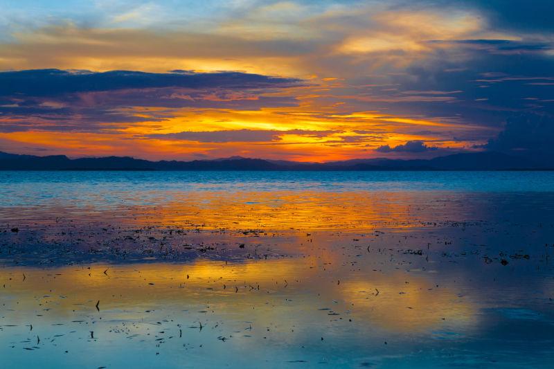 菲律宾岛上日落时分美丽的天空和海