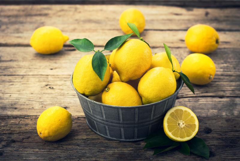 木桌子上的新鲜柠檬