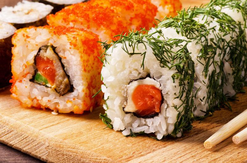 日本海鲜寿司卷装在菜板上