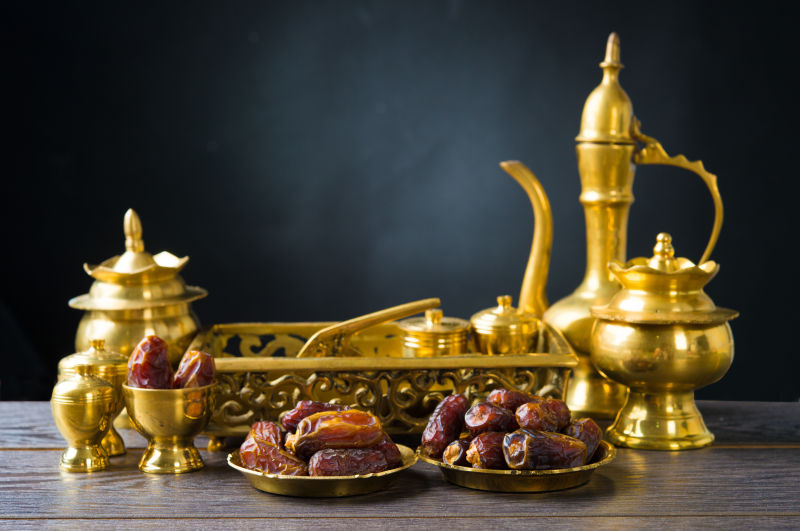 桌上上的金色茶具与烘干的红枣