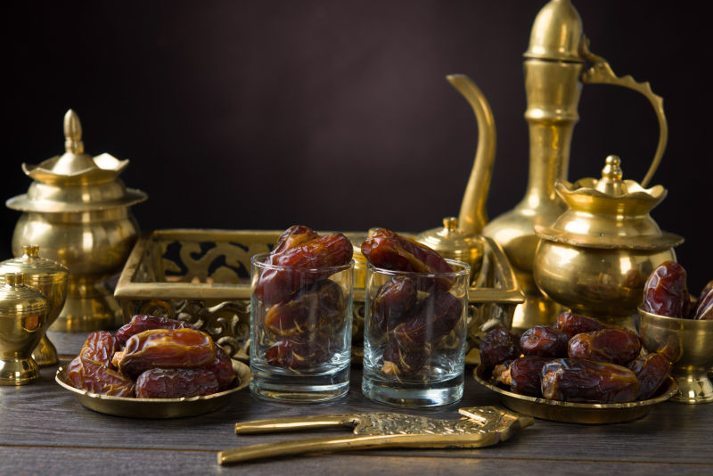 斋月食物和金色茶具