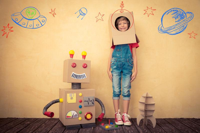 快乐的孩子和玩具机器人