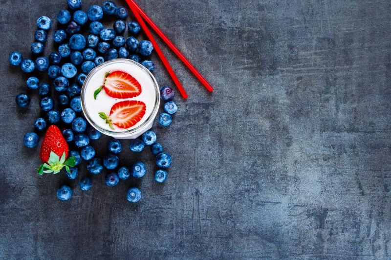 新鲜水果冰沙和蓝莓