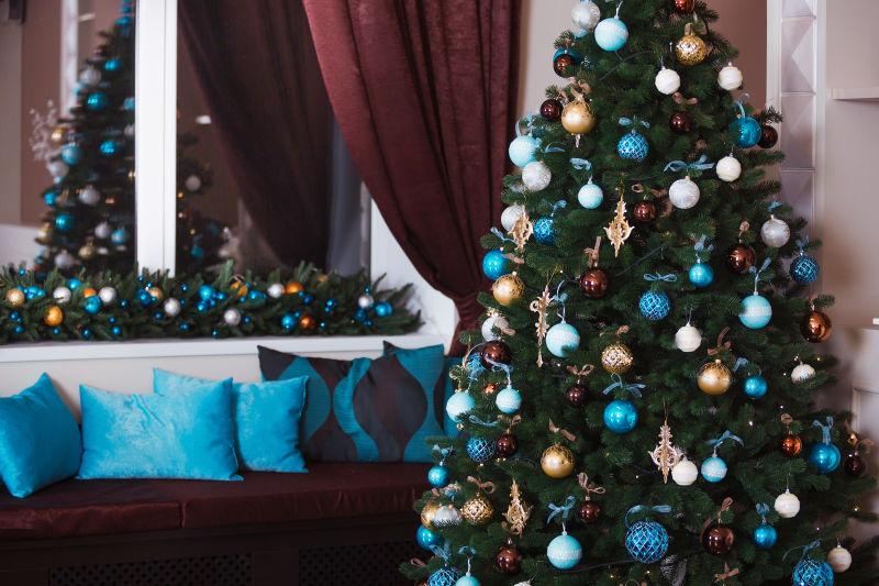 屋子里被装饰的圣诞树