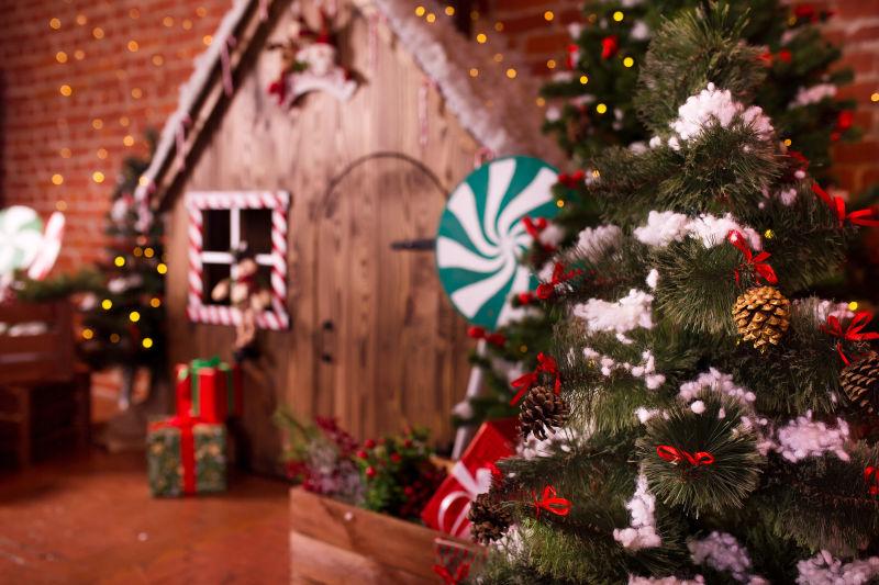 圣诞节装饰的木屋与圣诞树