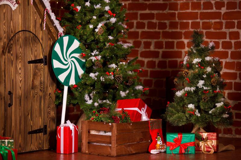 被装饰的圣诞树与小木屋