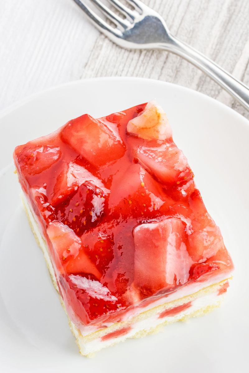 一片新鲜奶油草莓蛋糕在盘子上