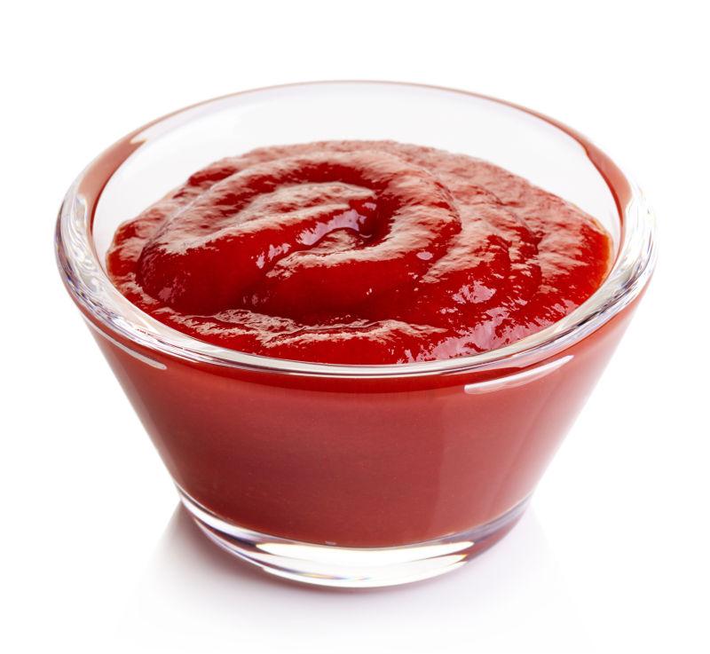 玻璃碗中的番茄酱