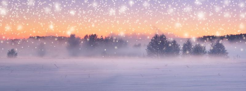 雾蒙蒙的圣诞节早晨下雪