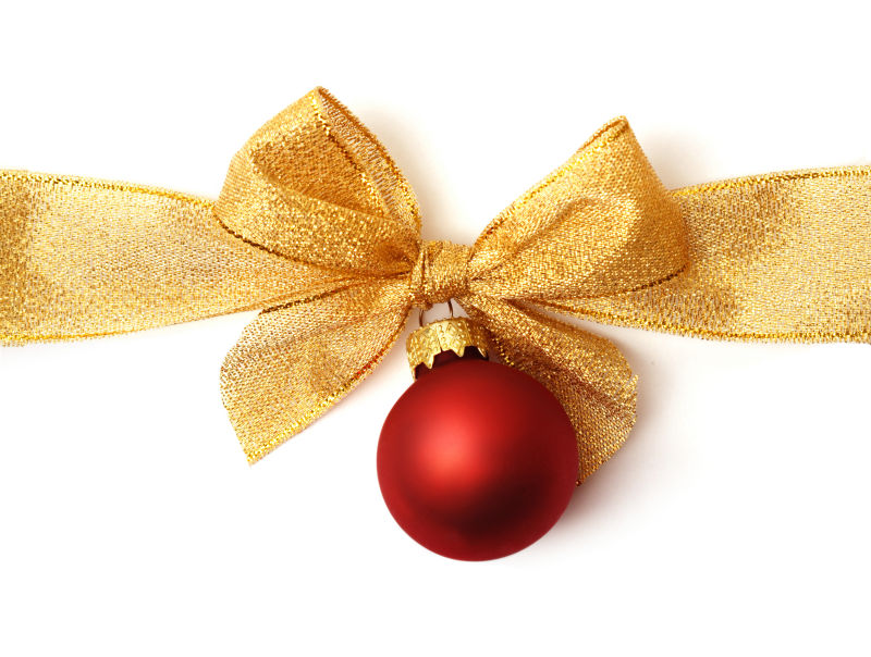 金色丝带下红色的圣诞装饰球