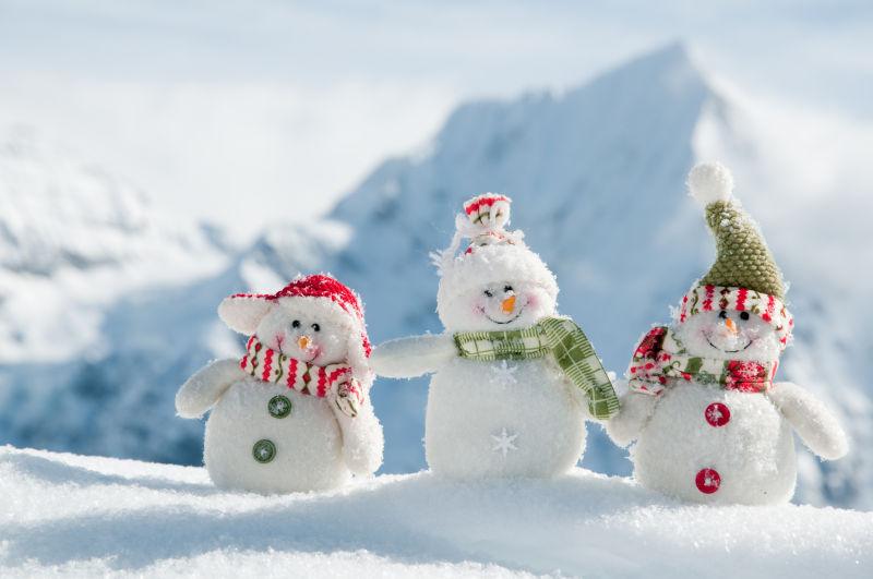 雪地里的三个可爱的小雪人