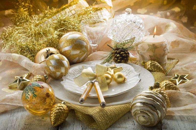 圣诞桌上漂亮的金黄色圣诞装饰