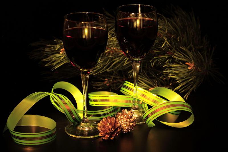 两杯红葡萄酒在桌子上