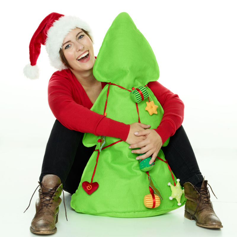 坐在地上抱着圣诞树的美女