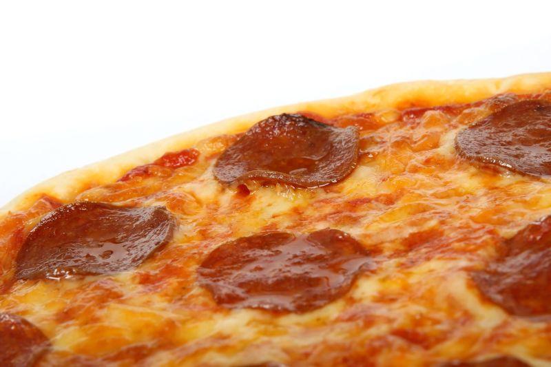 白色背景下传统的意大利香肠比萨