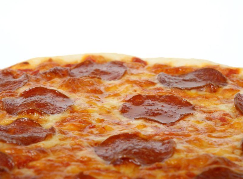悲伤背景下的意大利奶酪香肠比萨