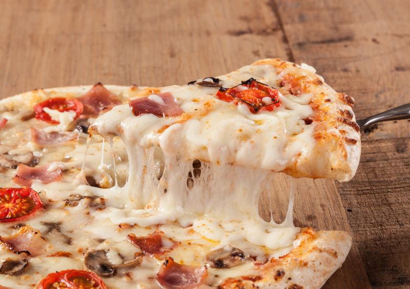 木桌上的披萨