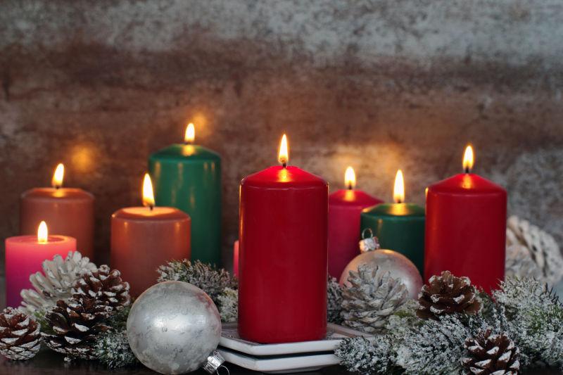 浪漫燃烧的圣诞蜡烛装饰