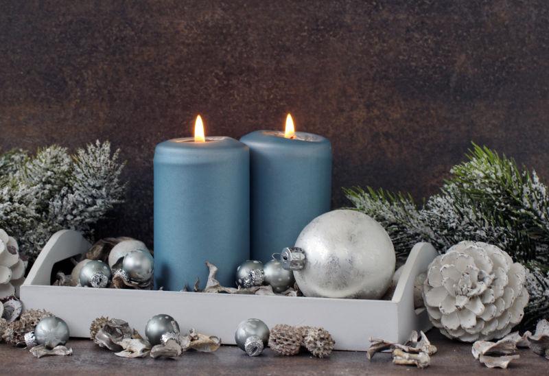 蓝色的蜡烛和圣诞装饰品