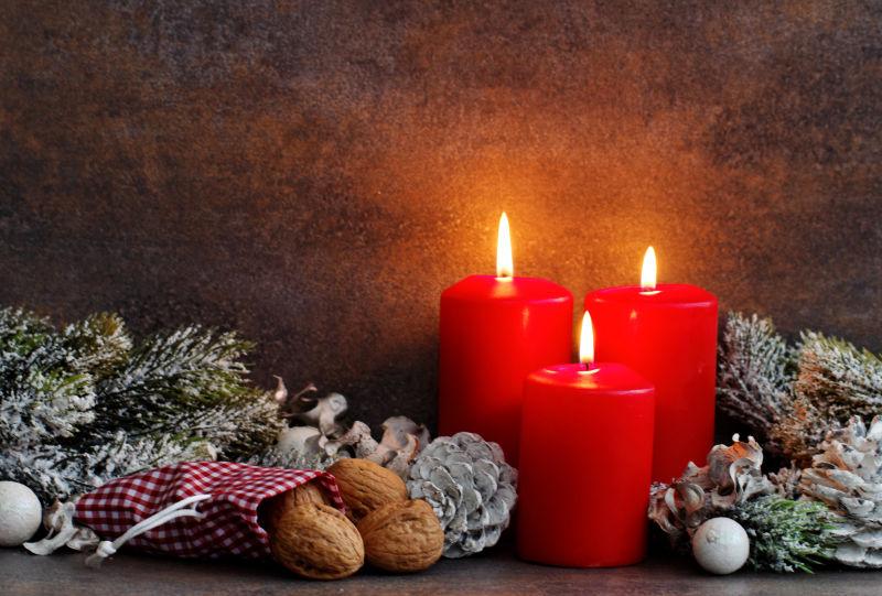 红色蜡烛和圣诞节装饰物品
