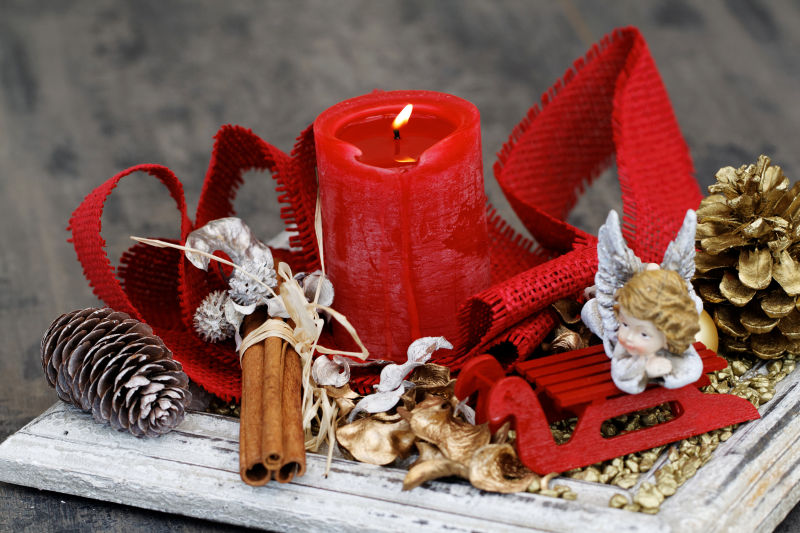 红色圣诞节装饰品和蜡烛