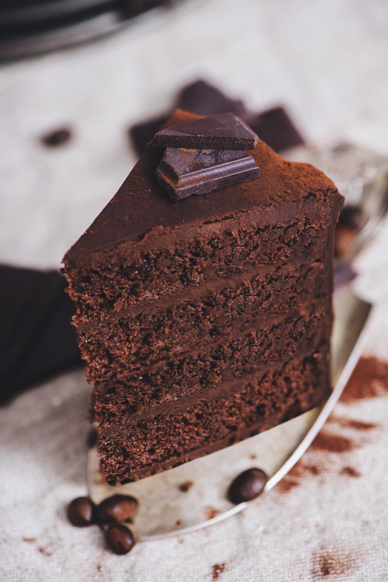 餐桌上的巧克力蛋糕