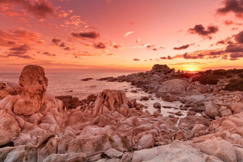 落日下的岩石海滩风景