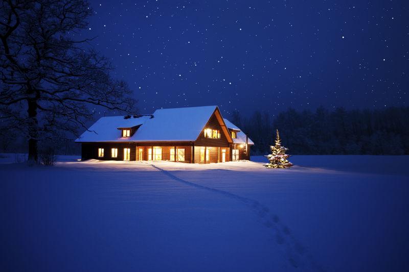 雪地里夜晚的房子