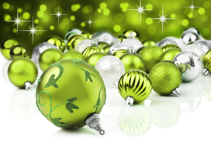 地面上美丽的绿色和银色圣诞铃铛