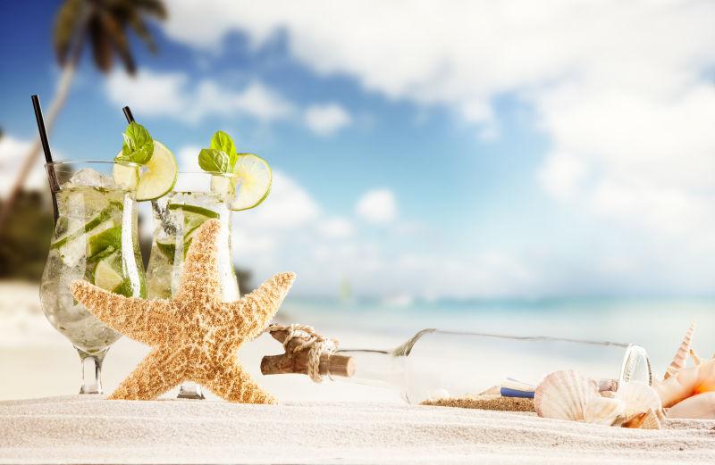 夏日沙滩上的饮料海星与漂流瓶