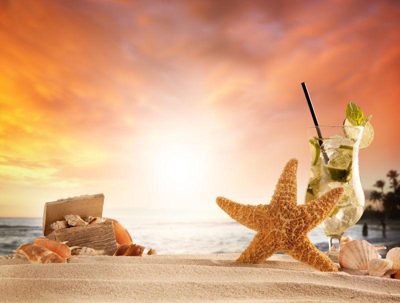 日沙滩上的海星和饮料