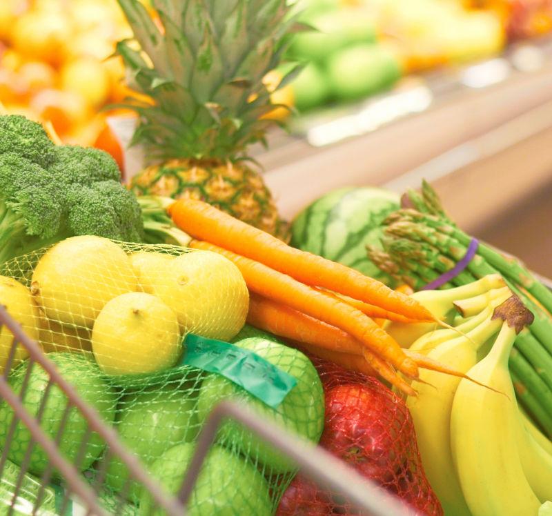 杂货店里满是水果和蔬菜的购物车