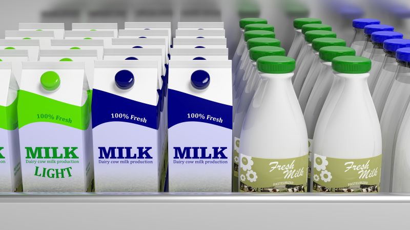 冰箱货架上的各种牛奶